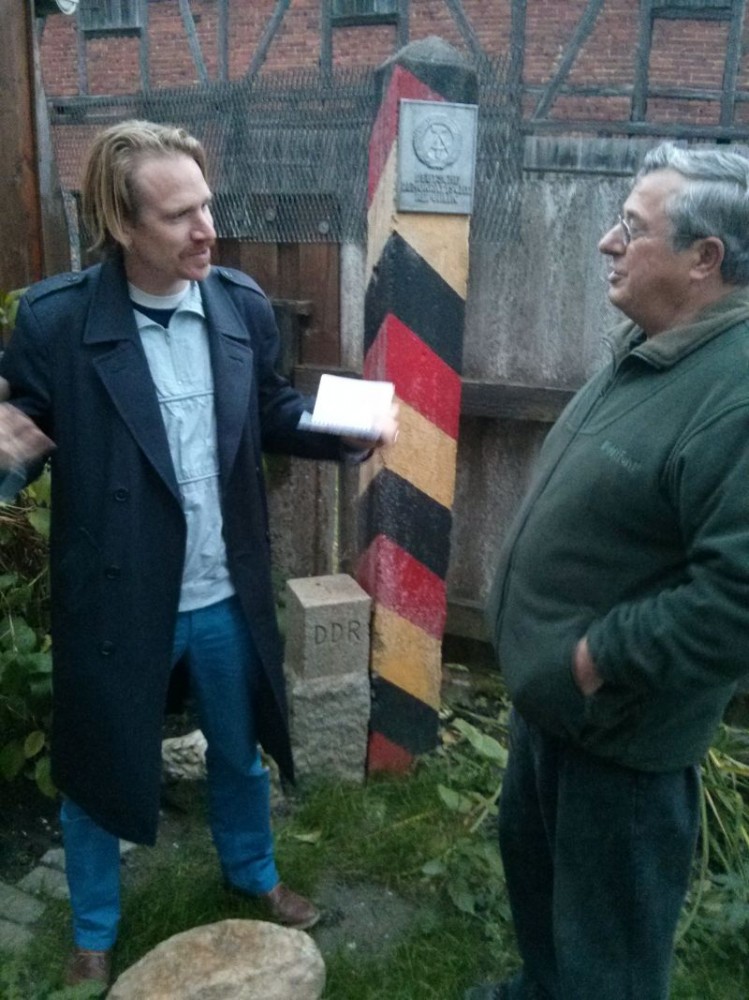 Rob Savelberg op reportage bij de grens tussen Oost- en West-Duitsland